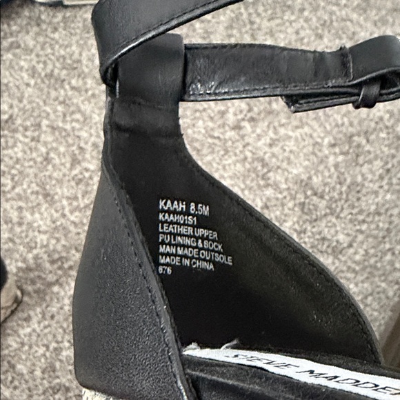 Steve Madden Elegant Black Sandals - Picture 3 of 3